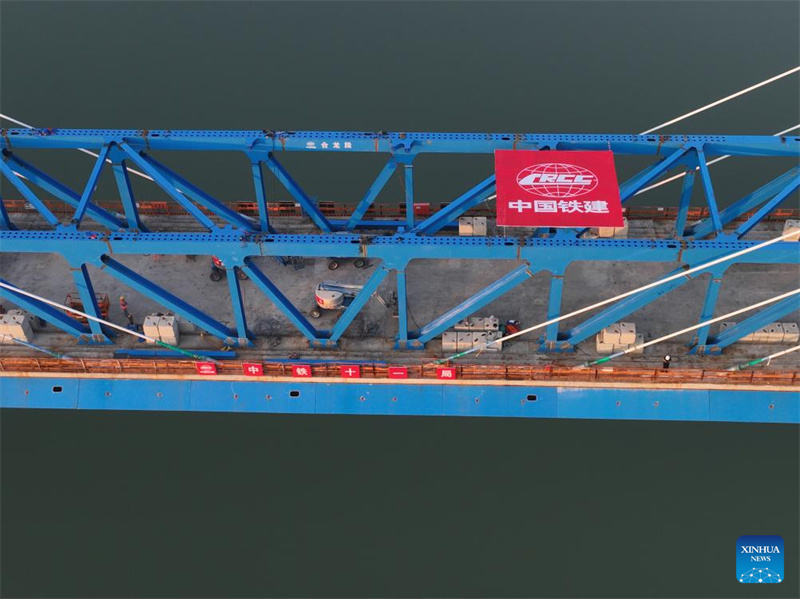 Stahlfachwerktr?ger der Hanjiang-Brücke der Hochgeschwindigkeitsbahnstrecke Xi'an-Shiyan fertiggestellt