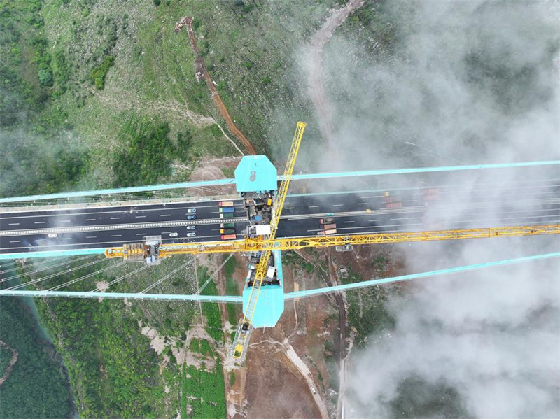 H?chste Brücke der Welt im südwestchinesischen Guizhou wird einem Belastungstest unterzogen