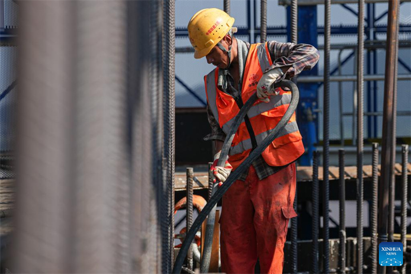 Hauptturm der Taoyaomen-Autobahn-Eisenbahnbrücke erfolgreich fertiggestellt
