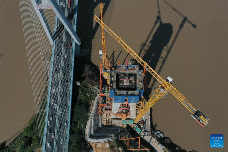 Hauptturm der Taoyaomen-Autobahn-Eisenbahnbrücke erfolgreich fertiggestellt