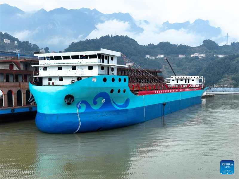 Chinas gr??ter vollelektrischer Schüttgutfrachter in Zentralchina vom Stapel gelassen