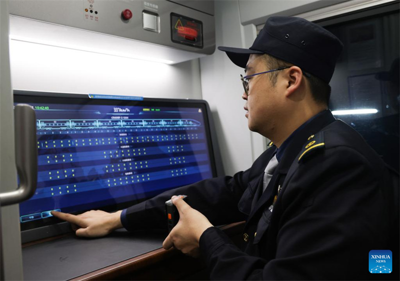 Hochgeschwindigkeitszug zwischen Chinas alter Revolutionsbasis Yan'an und Xi'an geht in Probebetrieb