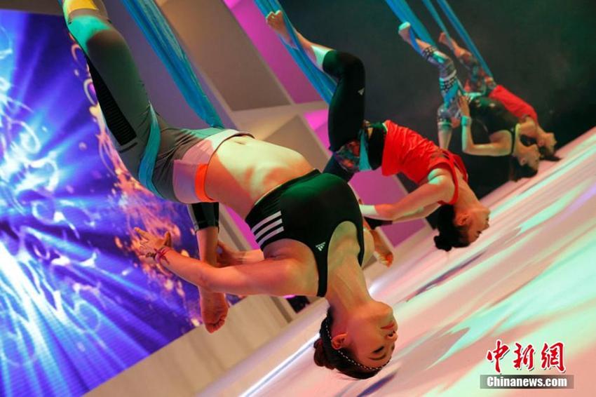 Frauen in Shanghai lieben Aerial Yoga