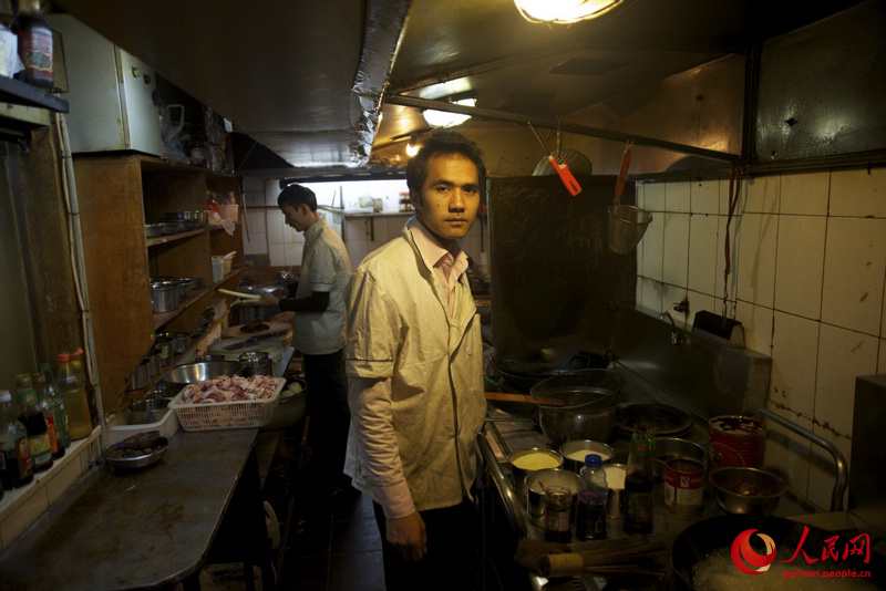 Das sind die Geschichten von Menschen aus Xinjiang. Sie haben ihre Heimat verlassen und gegen das Leben in der Gro?stadt eingetauscht, um neue Entwicklungschancen zu finden. Aber unabh?ngig davon, wo sie sich gerade befinden: Ihre Heimat Xinjiang k?nnen sie nicht vergessen.