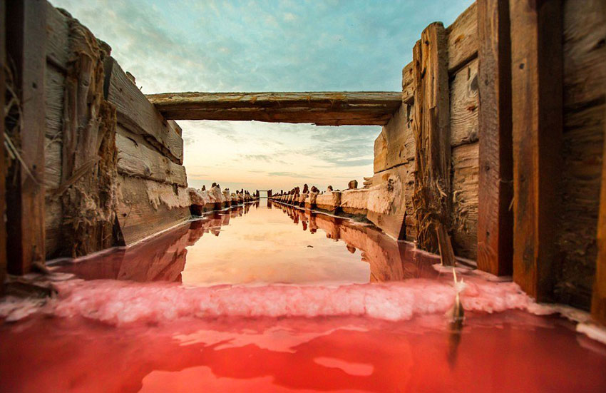 Bunter Salzstrand am ?verrottenen See“