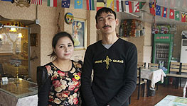 Das sind die Geschichten von Menschen aus Xinjiang. Sie haben ihre Heimat verlassen und gegen das Leben in der Gro?stadt eingetauscht, um neue Entwicklungschancen zu finden. Aber unabh?ngig davon, wo sie sich gerade befinden: Ihre Heimat Xinjiang k?nnen sie nicht vergessen.