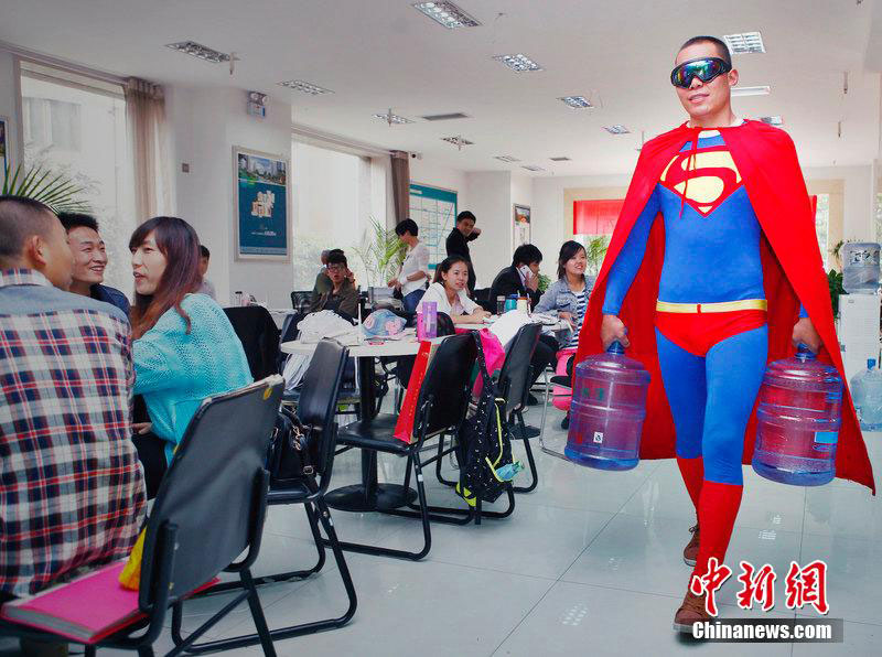 ?Superman“ tr?gt Wasser in Xi’an